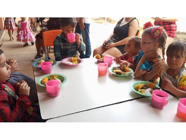 Escolas Públicas Municipais de Icó durante as Festas Juninas, com diversas atividades e apresentações típicas.